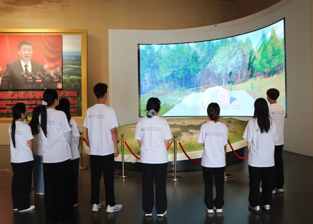 实践团成员们来到塞罕坝机械林场