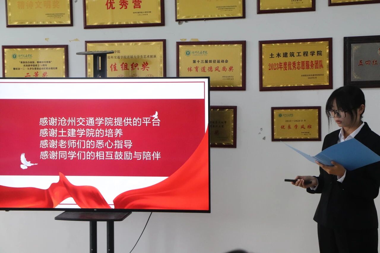 担任本次答辩会的评委老师有爱看体育注