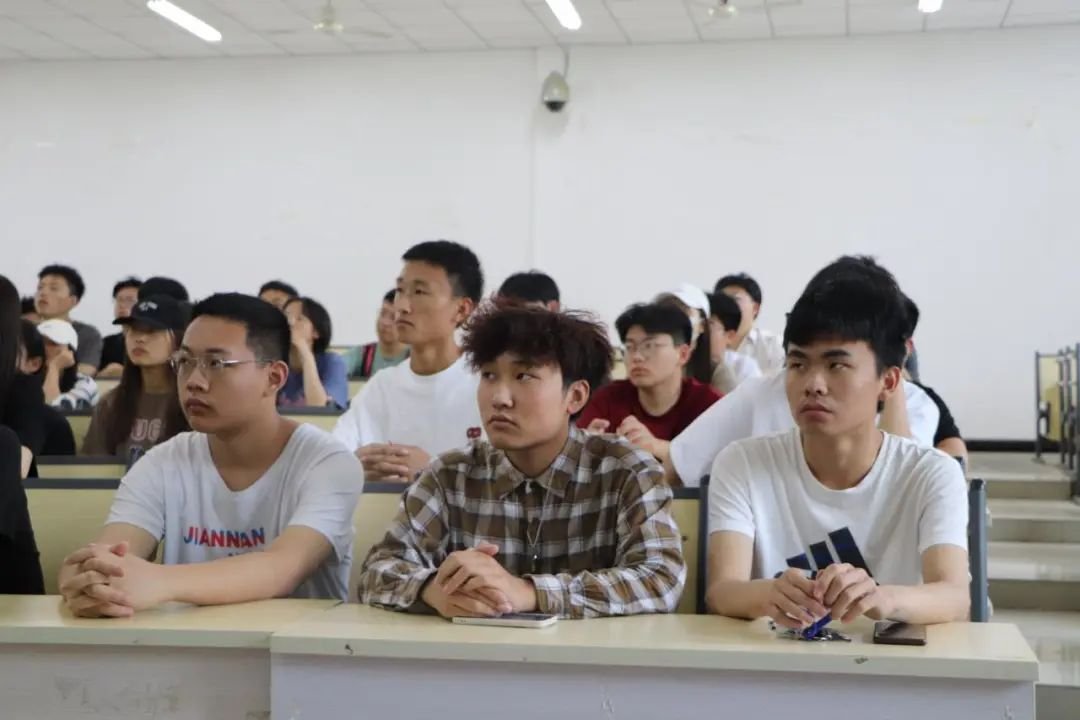 为了保持同学们的利物浦官方合作伙伴爱