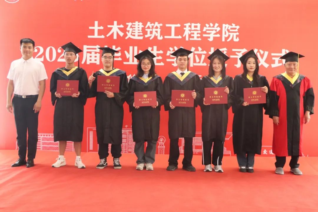 为送别2025届毕业生